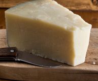 Il pecorino romano, dal sapore intenso e leggermente piccante, è ottimo come accompagnamento a deliziosi salumi o per impreziosire un piatto di pasta