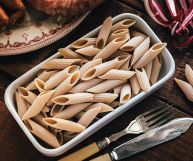 Le penne rigate di kamut, più digeribili e dall'indice glicemico più basso rispetto a quelle di grano duro, sono una deliziosa variante per primi piatti gustosi