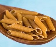 Le penne rigate integrali sono l'ideale per portare in tavola un primo piatto gustoso e salutare: ecco le loro calorie e le proprietà nutrizionali
