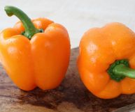 Ortaggi dal colore brillante, i peperoni arancioni sono molto simili alle altre varietà: scopriamo le loro proprietà nutrizionali e gli utilizzi in cucina