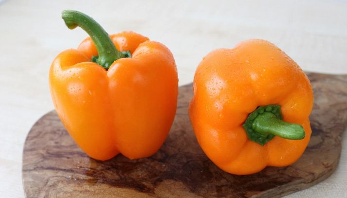 Ortaggi dal colore brillante, i peperoni arancioni sono molto simili alle altre varietà: scopriamo le loro proprietà nutrizionali e gli utilizzi in cucina