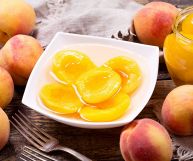 Le pesche sciroppate, perfette come ingrediente di dessert o per arricchire macedonie, sono un prodotto fresco ed estivo: ecco le loro proprietà nutrizionali