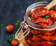 I pomodori secchi sott'olio sono una ricetta gustosissima e facile da replicare anche in casa: vediamo come vengono utilizzati e quali sono le loro proprietà
