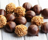 Le praline al cioccolato sono una vera delizia: sapevate che sono nate in ambito farmaceutico? Ecco come prepararle in casa e quali sono i loro valori nutrizionali