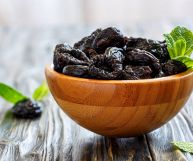 Le prugne secche, che tradizionalmente fungono da ottimo lassativo, sono deliziose come snack o per arricchire una buona colazione: ecco come impiegarle in cucina