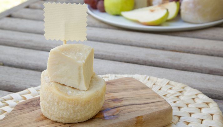 La ricotta salata è una valida alternativa al formaggio grattugiato, usata soprattutto in ricette tipiche del sud Italia: scopriamo le sue caratteristiche