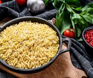 Sebbene non siano molto usati nel nostro Paese, i risoni sono un formato di pasta versatile e adatto per tante preparazioni diverse: ecco le ricette migliori