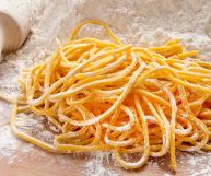 Il loro buffo nome deriva dallo strumento con cui vengono preparati: gli spaghetti alla chitarra sono un tipo di pasta all'uovo dalle mille proprietà