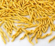 Gli strozzapreti sono una famiglia di diversi tipi di pasta, dalla lunga tradizione: scopriamo quali sono le loro proprietà nutrizionali e come usarli