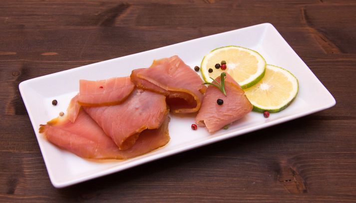 Il tonno affumicato, variante gustosissima del tradizionale tonno fresco, possiede interessanti proprietà nutrizionali: scopriamo le sue caratteristiche