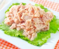 Il tonno al naturale, venduto in scatola come il tonno sott'olio, è un ottimo salva-pasto: scopriamo quali sono le sue caratteristiche e i valori nutrizionali