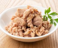 Il tonno sott'olio è un alimento che tutti abbiamo in dispensa, e che ci aiuta a mettere in tavola un piatto anche quando siamo di fretta: ecco le sue proprietà