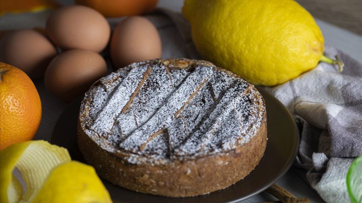 Grano, ricotta, uova: gli ingredienti per una pastiera napoletana