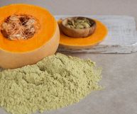 La zucca disidratata in polvere, facilissima da preparare anche in casa, è un ottimo insaporitore per piatti dolci e salati: scopriamo tutti i suoi utilizzi