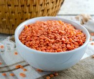 Le lenticchie rosse sono un legume apprezzatissimo in cucina, utilizzato nella preparazione di minestroni e di piatti natalizi: scopriamo i valori nutrizionali