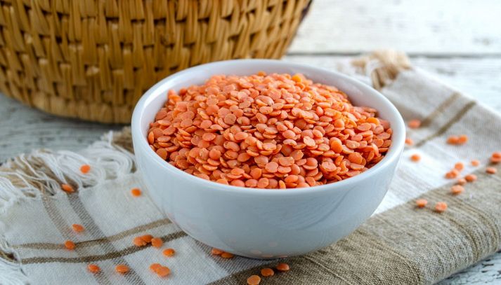 Le lenticchie rosse sono un legume apprezzatissimo in cucina, utilizzato nella preparazione di minestroni e di piatti natalizi: scopriamo i valori nutrizionali
