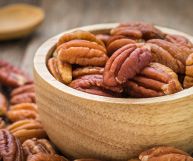 Le noci pecan, seppure molto caloriche, sono uno spuntino perfetto: ecco tutte le loro proprietà nutrizionali e gli innumerevoli usi in cucina