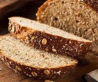 Il pane integrale è meno calorico e maggiormente ricco di fibre e sali minerali, rispetto al comune pane bianco: ecco tutte le sue caratteristiche