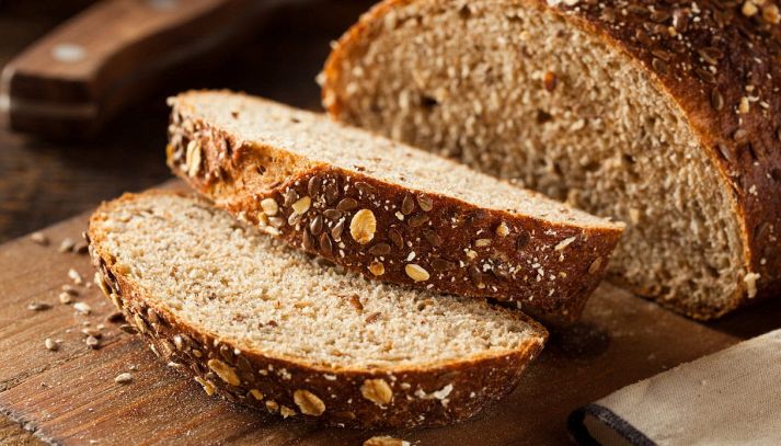 Il pane integrale è meno calorico e maggiormente ricco di fibre e sali minerali, rispetto al comune pane bianco: ecco tutte le sue caratteristiche