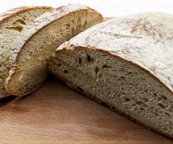 Specialità tipica di una regione ricca di tradizione culinaria, il pane toscano è privo di sale e, pertanto, perfetto per chi soffre di pressione alta