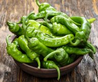 I peperoncini verdi sono una varietà di peperoncino molto apprezzata per il suo sapore: ecco le numerose proprietà benefiche e gli utilizzi in cucina