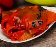 I peperoni grigliati sott'olio sono facili da preparare e si conservano a lungo: ottimi come contorno, possiedono interessanti proprietà nutrizionali
