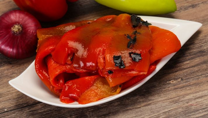 I peperoni grigliati sott'olio sono facili da preparare e si conservano a lungo: ottimi come contorno, possiedono interessanti proprietà nutrizionali