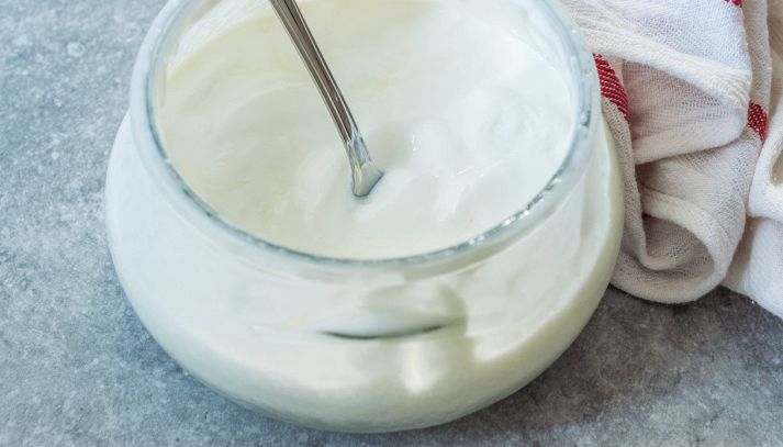 Lo yogurt di capra è un ottimo alimento da introdurre in una dieta varia e salutare: ricco di nutrienti fondamentali, è un vero alleato per il benessere