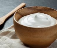 Lo yogurt greco è un prodotto molto diffuso: più proteico rispetto a quello normale, viene impiegato comunemente per ricette dolci e salate