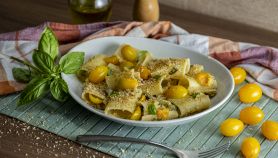 Paccheri con datterini gialli e capperi