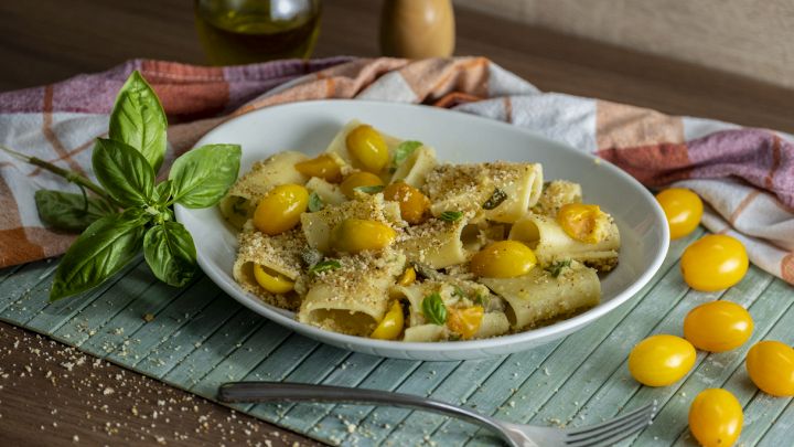 Paccheri con datterini gialli e capperi