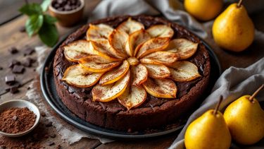 Torta pere e cacao servita su piatto da portata.