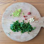 Tritare gli ingredienti della gremolata