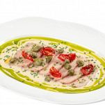 Vassoio con vitello tonnato alle due salse