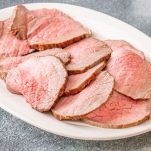 Piatto da portata con roast beef tagliato a fette