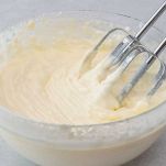 Aggiungete il formaggio fresco ben freddo e continuate a mescolare