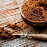 Aggiungete la farina, lo zucchero, il cacao, la vanillina