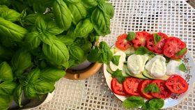 Non è la classica caprese: grazie a un ingrediente cambia tutto
