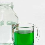 Colorate la glassa con qualche goccia di colorante alimentare verde