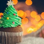 Completate la decorazione con zuccherini colorati a forma di stella, cuore o altri dettagli natalizi a piacere.