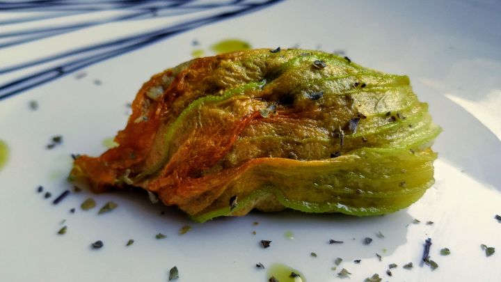 Fiori di zucca con ricotta, caprino e salsa verde al forno