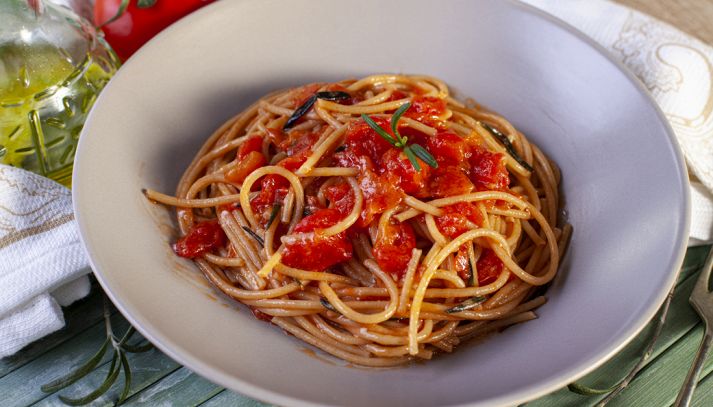 Spaghetti al sugo al rosmarino