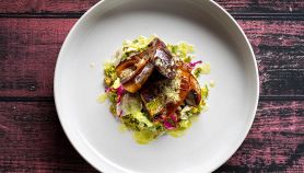 Funghi con yogurt acido e crumble di gorgonzola