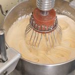 mescolate in una ciotola ampia il burro ammorbidito, il latte e l’uovo