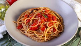 Spaghetti al sugo con rosmarino