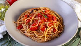 Spaghetti al sugo con rosmarino