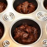 trasferite il composto negli alveoli di uno stampo per muffin