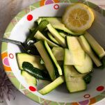 Zucchine crude marinate con olio, limone e aceto