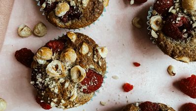 Muffins con nocciole e lamponi