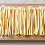 Impasto dei cavatelli lavorato per formare dei cilindri lunghi e sottili